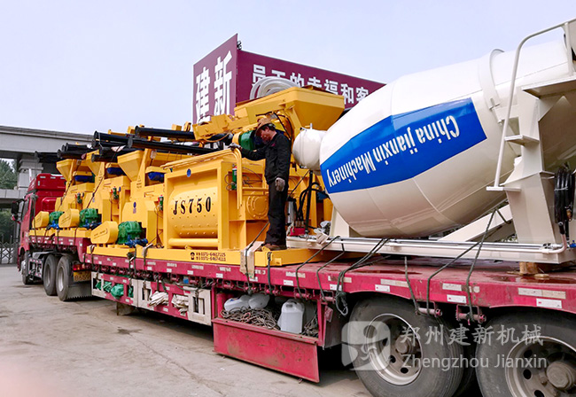建新機(jī)械員工齊心協(xié)力確?；炷翑嚢枵卷樌竭_(dá)客戶手中